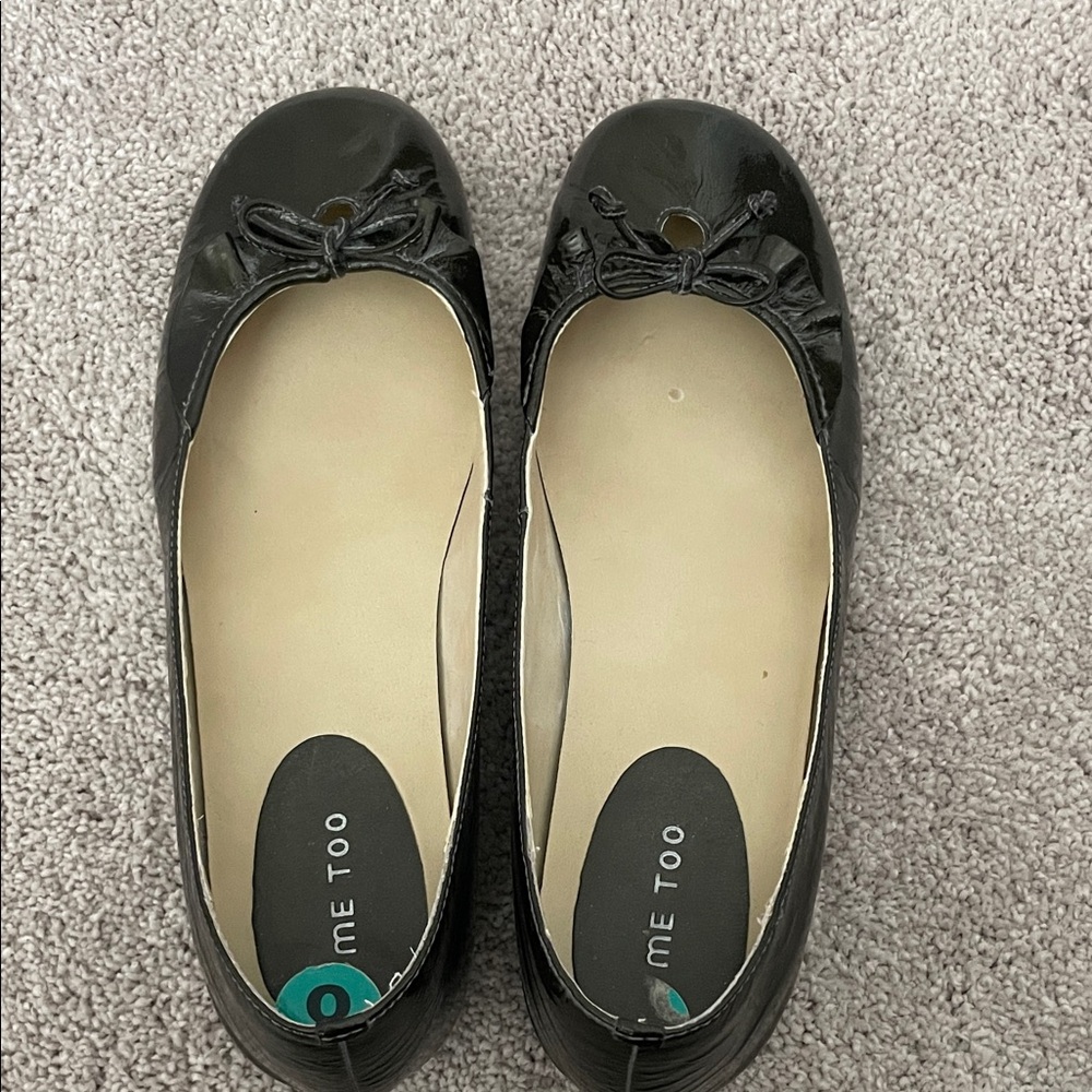 Me Too womens Glossy Black Flats with Bow size 8